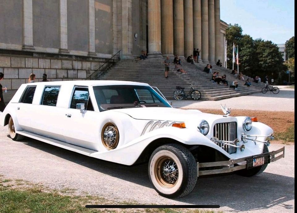 Excalibur (Lincoln Town Car) Stretchlimousine mit Standschäden in Berlin