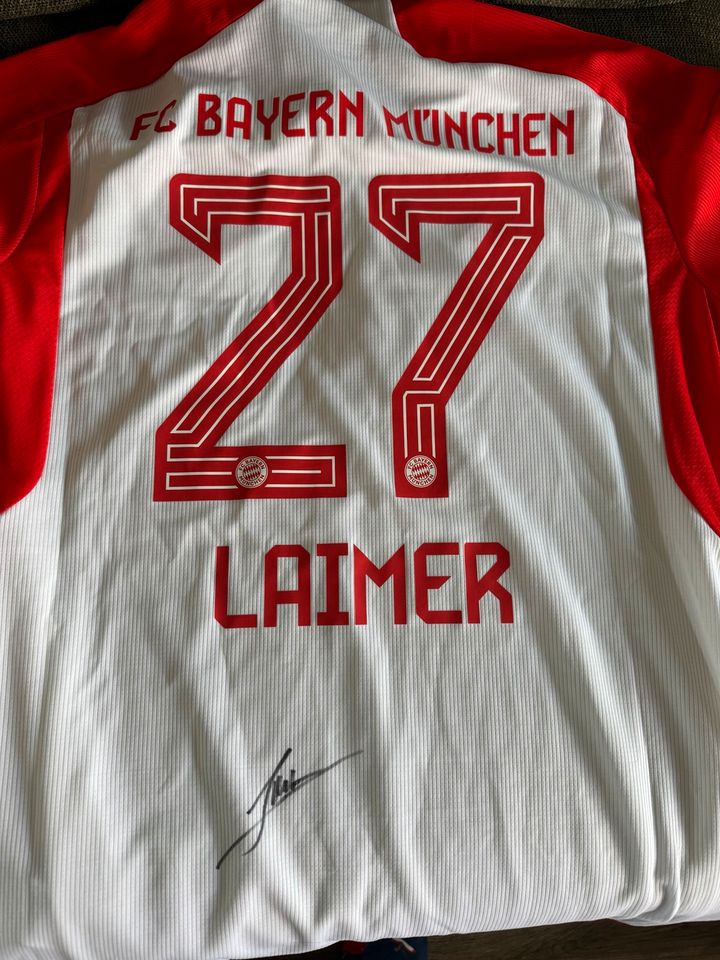 Adidas FC Bayern Trikot mit Original Unterschrift Konrad Laimer in Saarbrücken