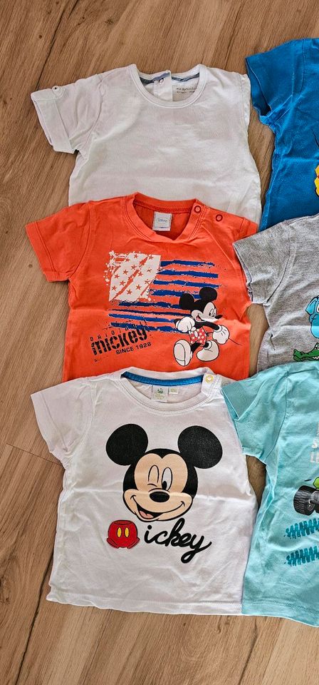 38 Teile! Großes Jungen Kleiderpaket Gr. 74 T-Shirt, Body, Hosen in Ruhland