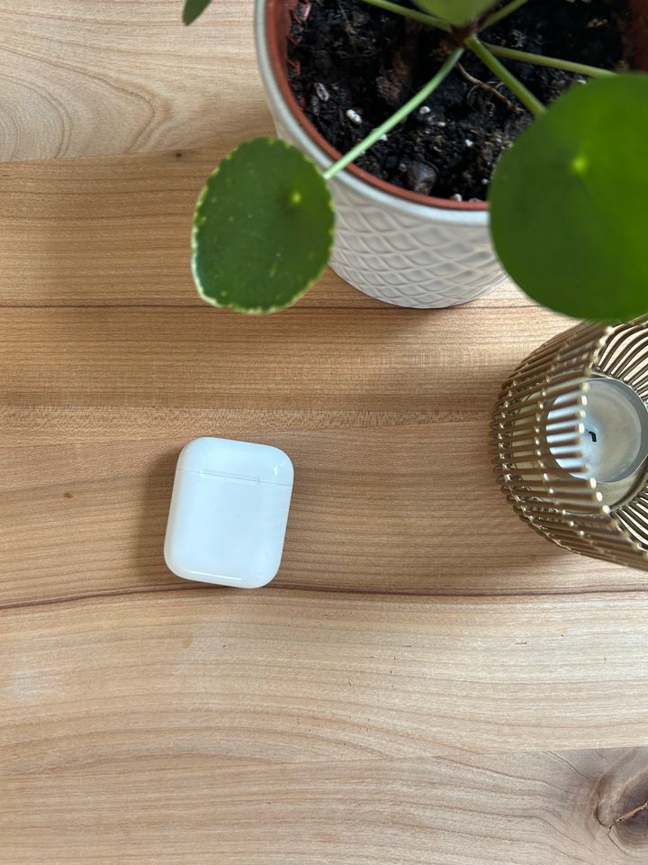 AirPods 2. Generation mit Ladecase in Hamburg