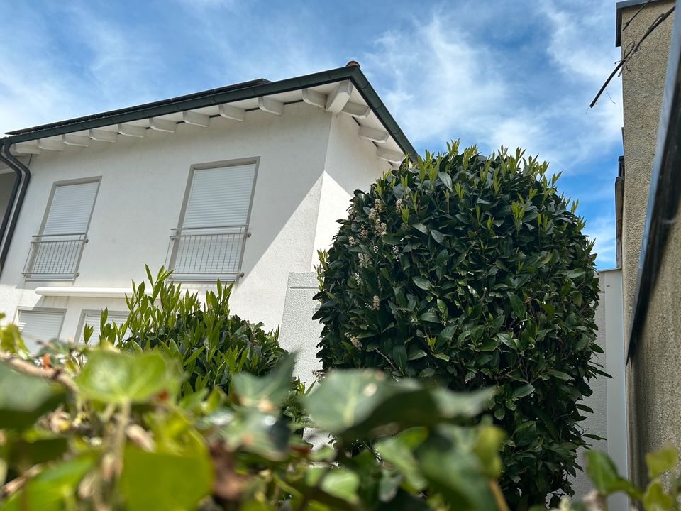 Moderne, ruhig gelegene Doppelhaushälfte mit Terrasse und Garten in Straubing