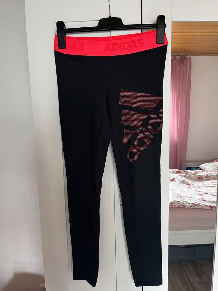 Verschiedene Adidas Sport Leggings Damen in Wettenberg