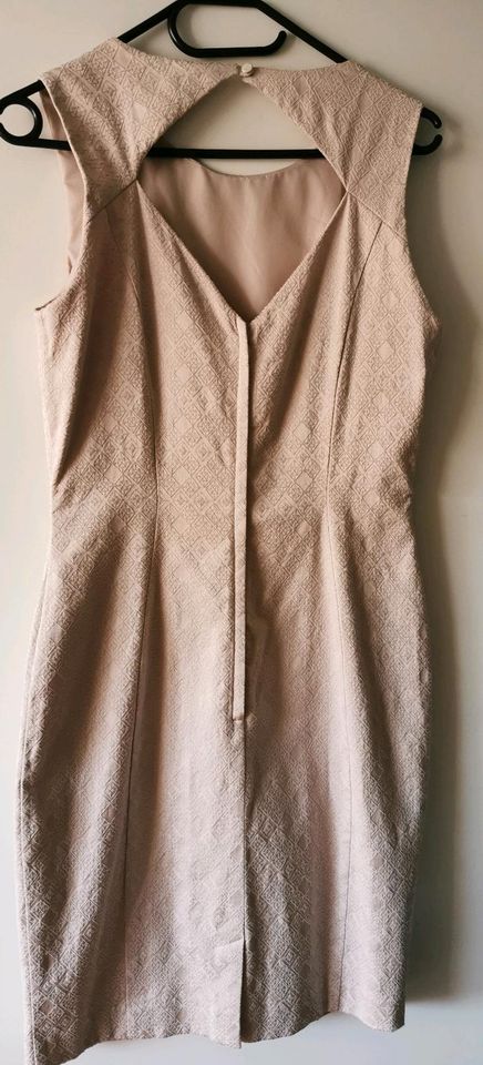 Kleid von H&M Gr. 40, beige mit passendem Jäckchen in Berlin