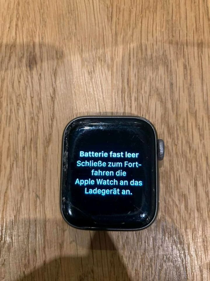 Apple Watch Series 4 40 cm Space Gray Aluminium mit Verpackung in Lahnstein