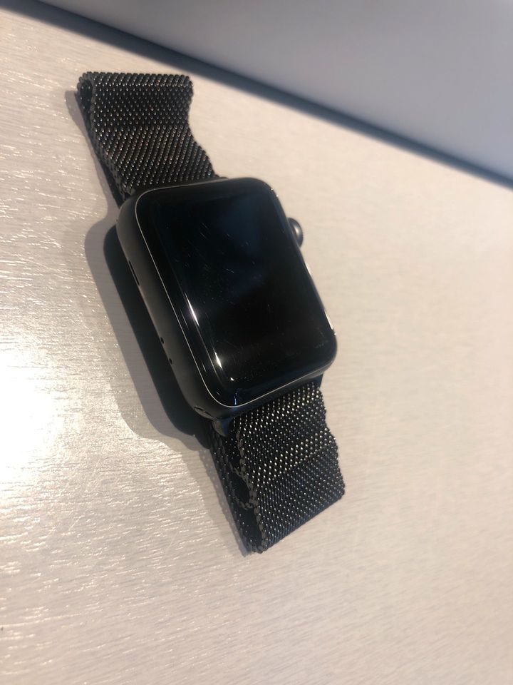 - [ ] Apple Watch Series 3 42mm Space Gray mit Edelstahlarmband in Stuttgart