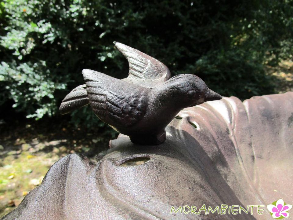 Vogeltränke  "Blatt mit Tauben" aus Gusseisen in Edewecht