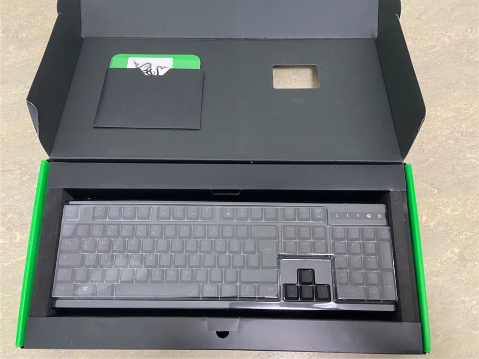 Razer Ornata Chroma-Gaming Tastatur (nah zu unbenutzt) in Stuttgart