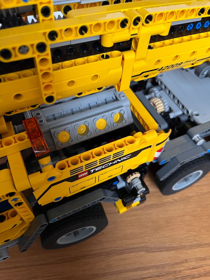 Eines der besten Lego-Technik-Modelle: Schwerlastkran 42009 in Frankfurt am Main