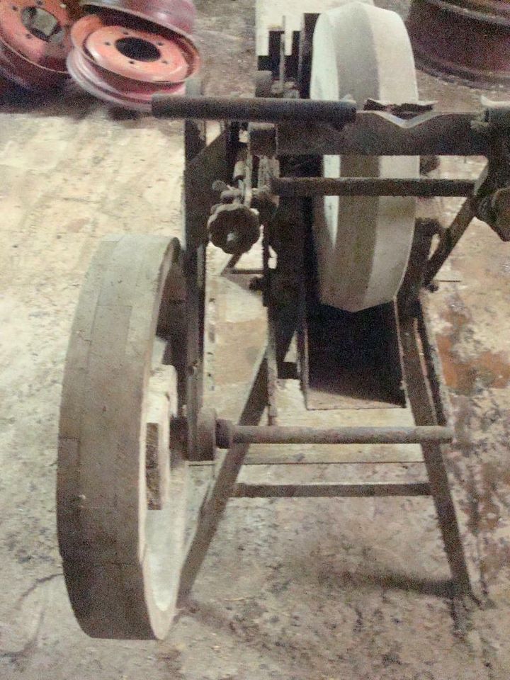 Schleifstein Schlepper Traktor Oldtimer Garten Deko Landmaschinen in Wallhalben