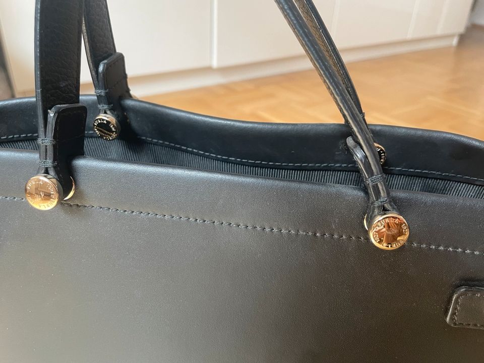 Schwarze Handtasche von Furla in München