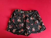 H&M Divided Shorts | Größe 38 | schwarz mit Blumenmuster Rheinland-Pfalz - Wissen Vorschau