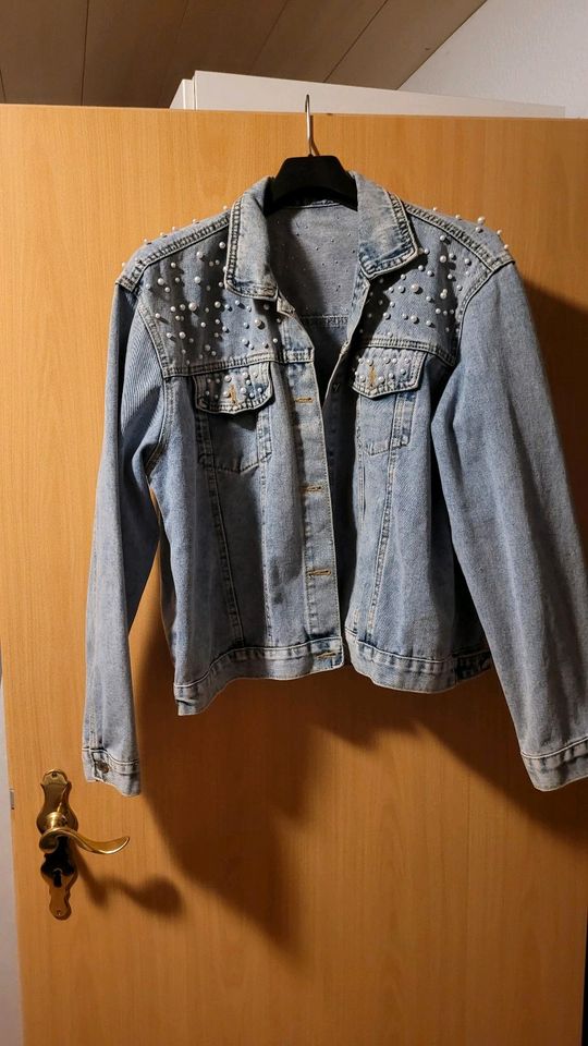 Jeansjacke Braut mit Perlen in Volkertshausen