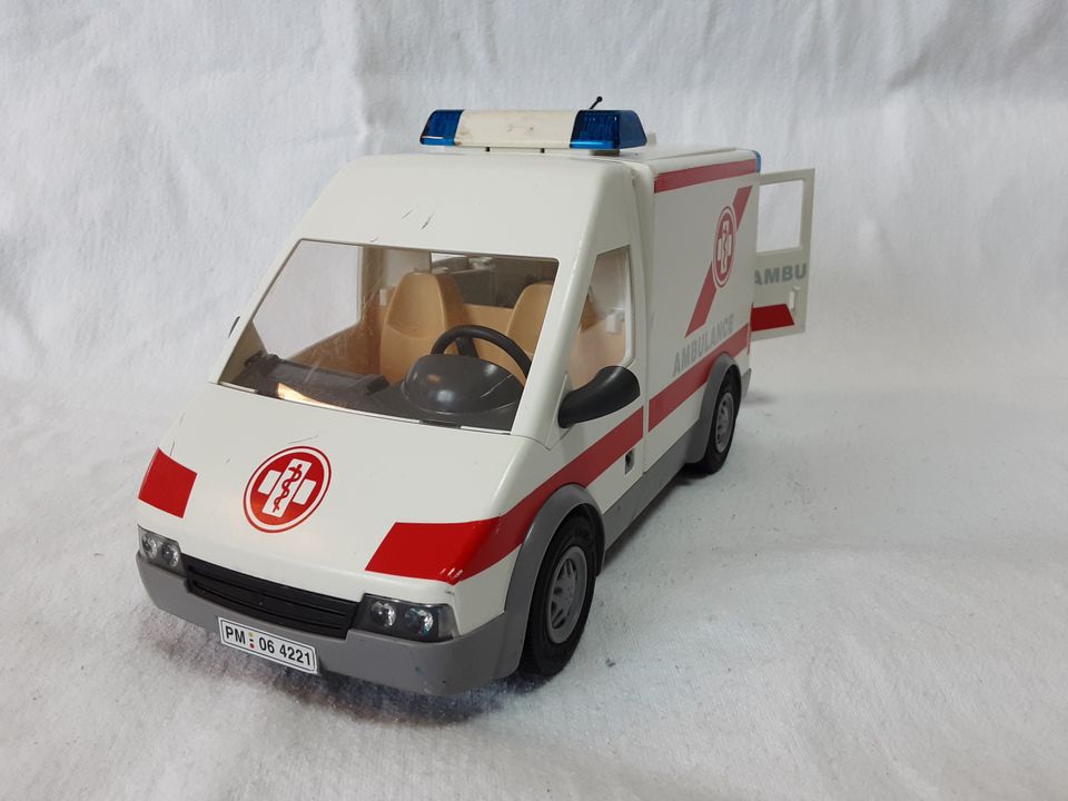 Playmobil 4221 Krankenwagen Rettungstransport Set in Niedermurach