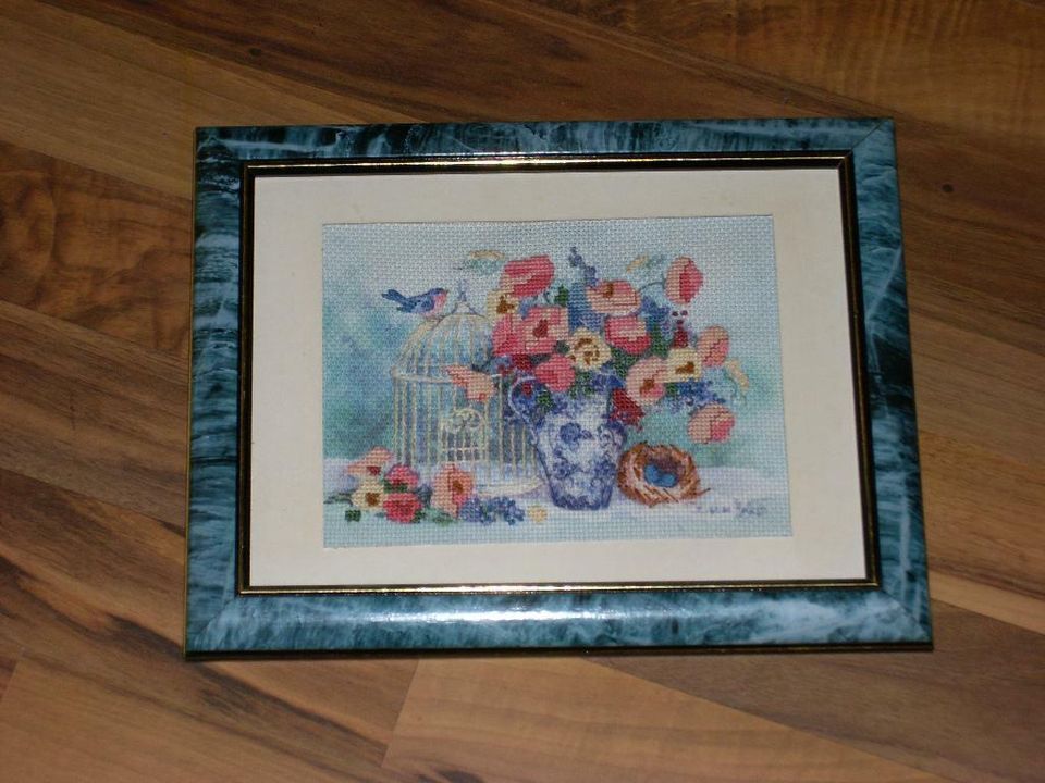 Stickbild "Blumen, Vogelkäfig", rosé/ blau, 28 x 22 cm,Handarbeit in Grafenwöhr