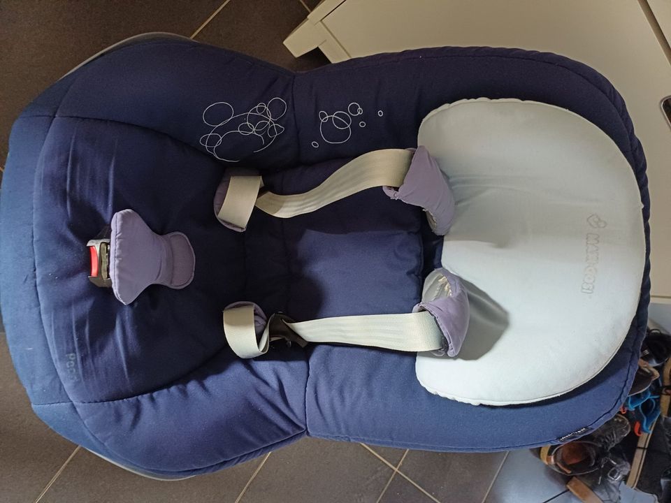 Kindersitz Maxi Cosi ab 8 Monaten + Family Base in Werneck