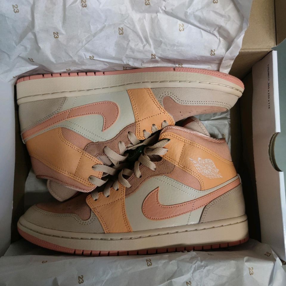 Air Jordan 1 mid Apricot Größe 42 Neu&OVP StockX in Braunfels