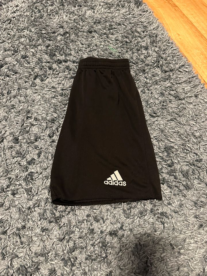 Kurze Adidas Short in Nürnberg (Mittelfr)