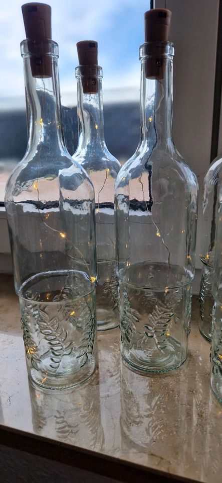 6 Flaschen mit Lichterkette Korken von Depot für Hochzeit Party in Berlin