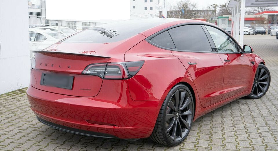 Tesla Model 3 Performance rot Top Zustand!! in Berlin