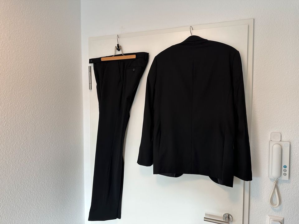 Herrenanzug schwarz C&A Slim Fit Jacket Gr. 94, Hose Gr. 90 in Karlsruhe