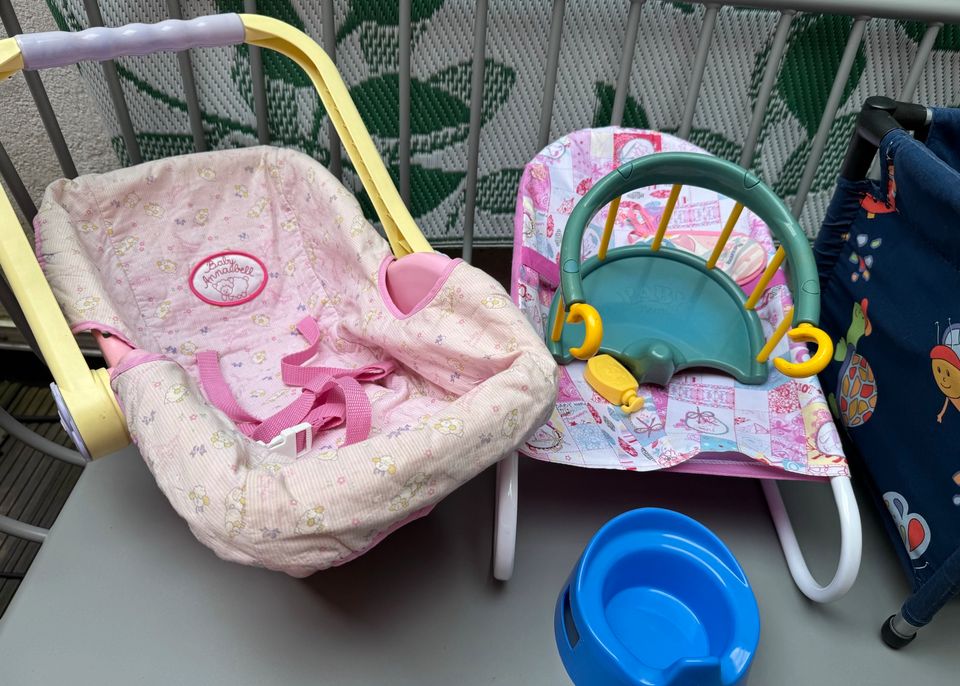 Konvolut Spielzeug für Puppen Reisebett Auto-Kindersitz Wippe etc in Köln