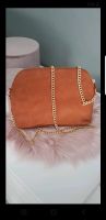 Handtasche Clutch mit Goldkette in Cognac Nordrhein-Westfalen - Paderborn Vorschau