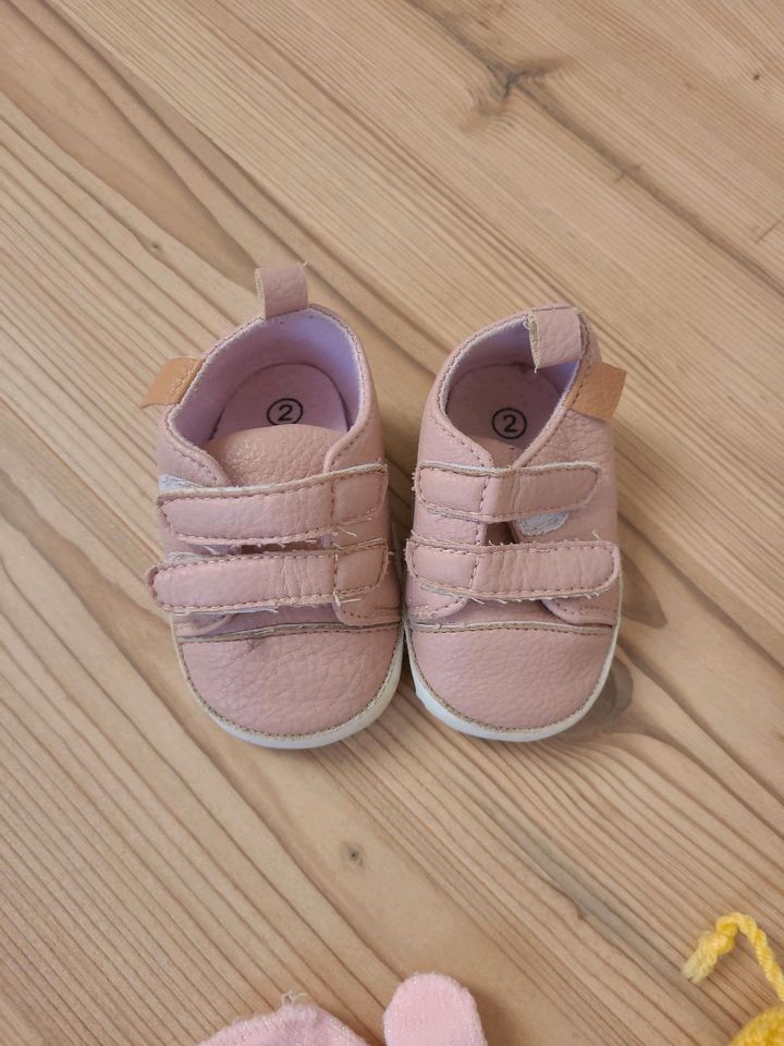 Babyschuhe bzw. -Söckchen in Nandlstadt