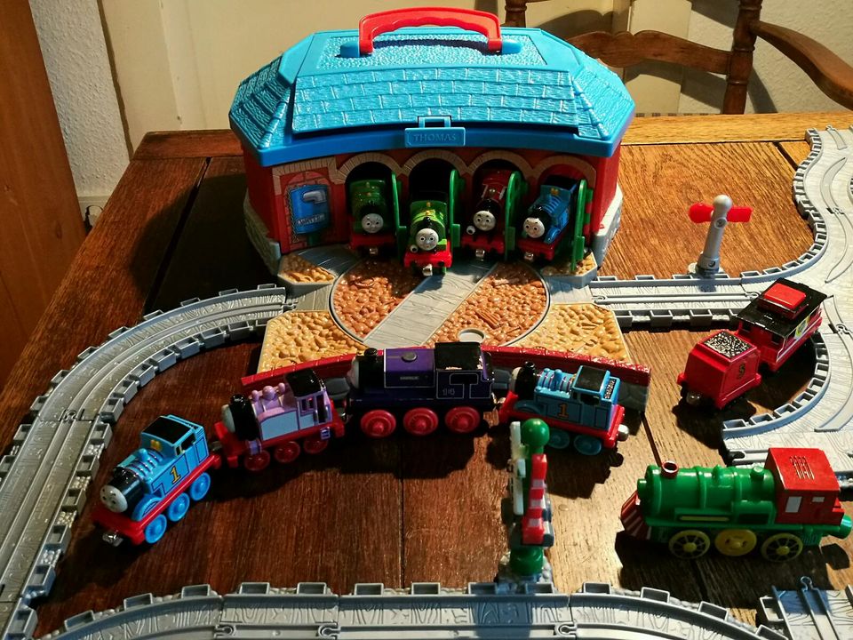 Alte --Thomas&Friends Spielzeug-Eisenbahn Kunststoff in Bergisch Gladbach