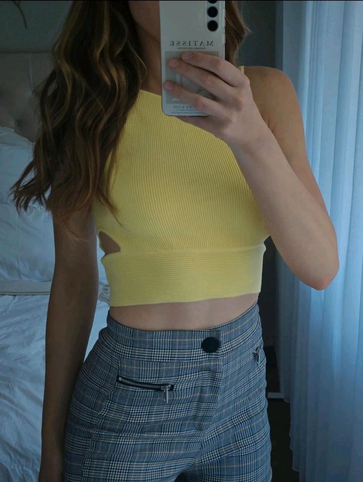 Gelbes Crop Top / bauchfrei in Essen