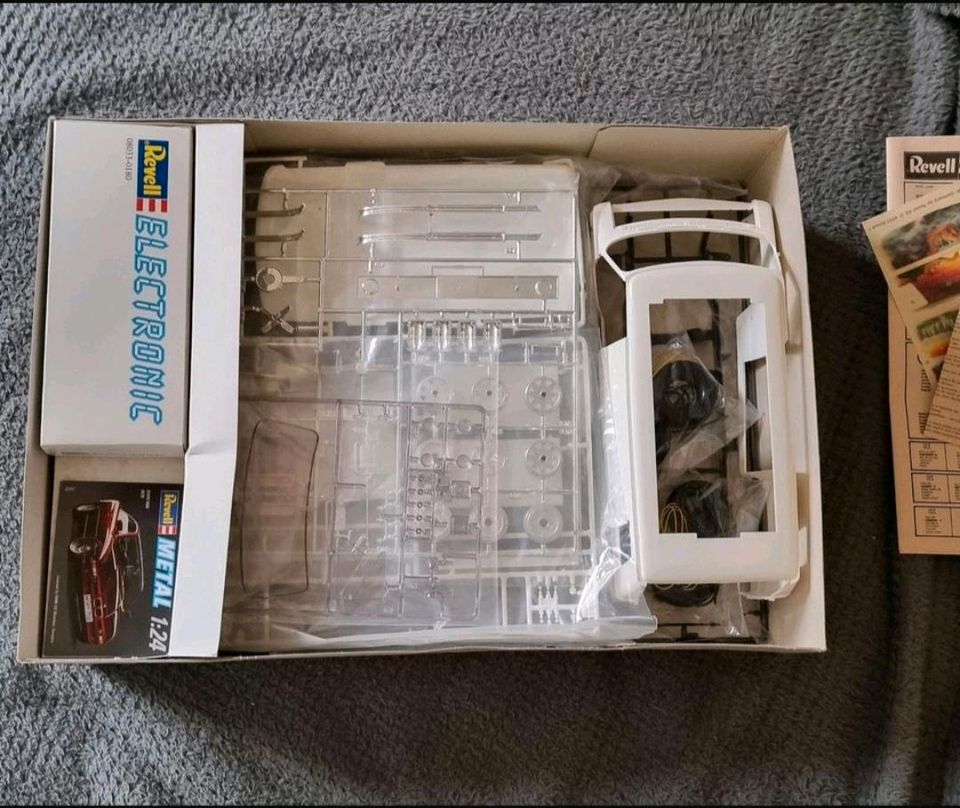 1:16 MODELLBAUSATZ REVELL 8033 ELECTRIC CHEVY SHOW VAN in Berlin