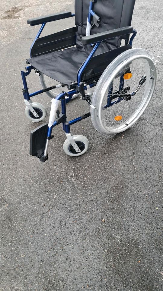 Blauer Rollstuhl in Leverkusen