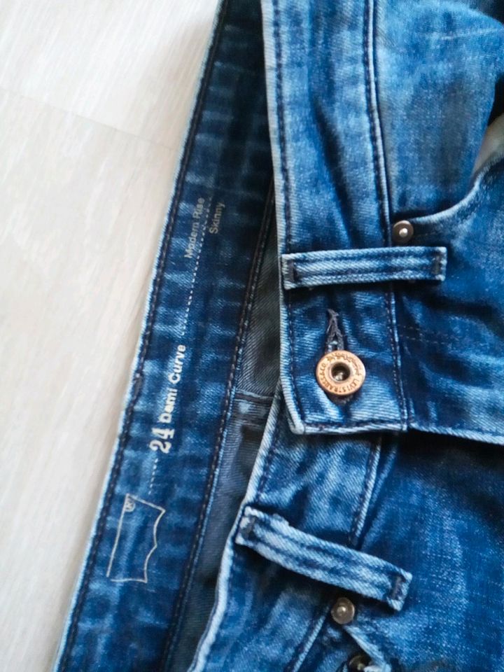 Levis Jeans Demi Curve Größe 24 in Adelsdorf