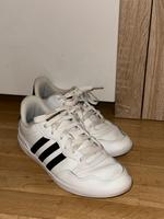 Weiß-schwarze Adidas Sneaker Hessen - Butzbach Vorschau