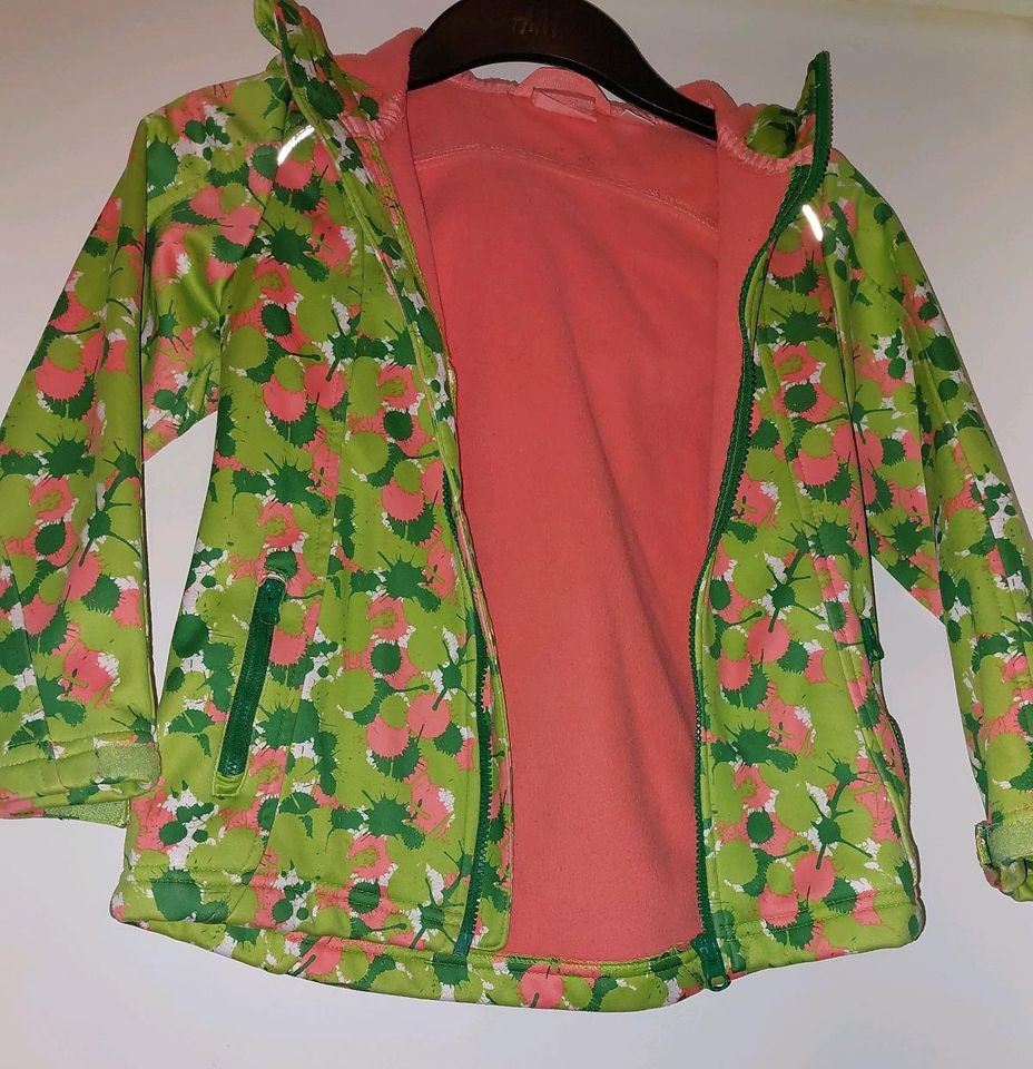 Mädchen Softshelljacke Gr.122 in Freiburg im Breisgau