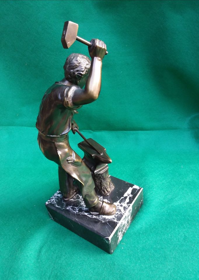 Bronze Figur Schmied mit Amboss in Trebur