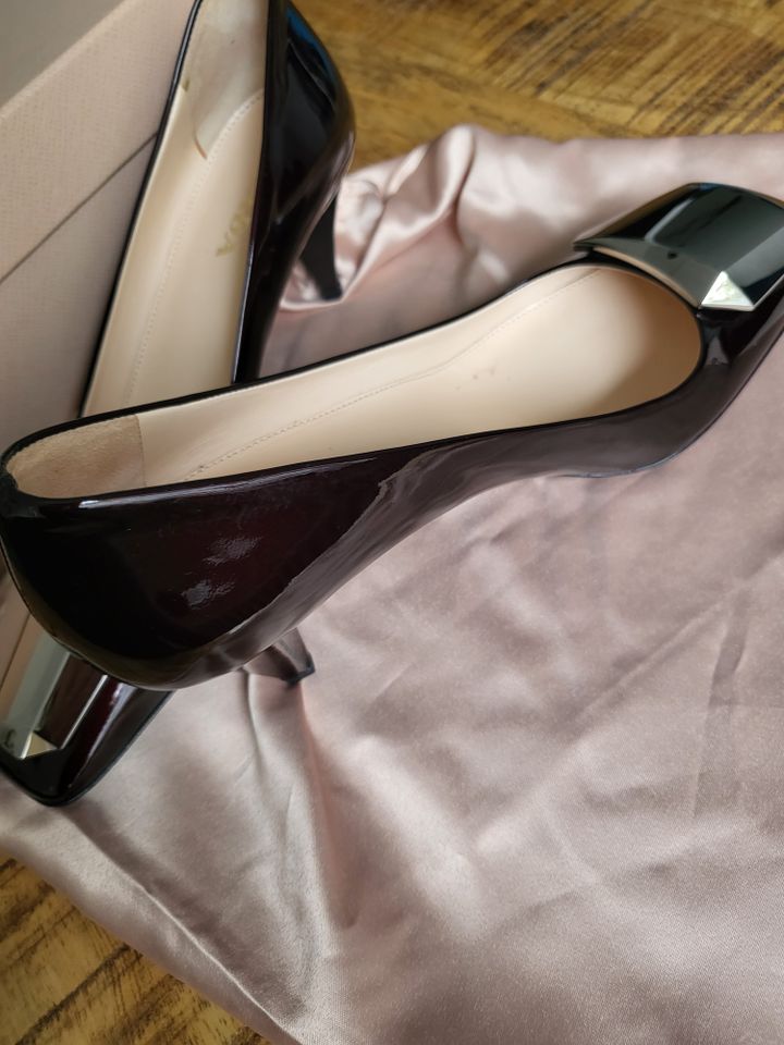 Prada Lackleder Pumps Original in Hannover