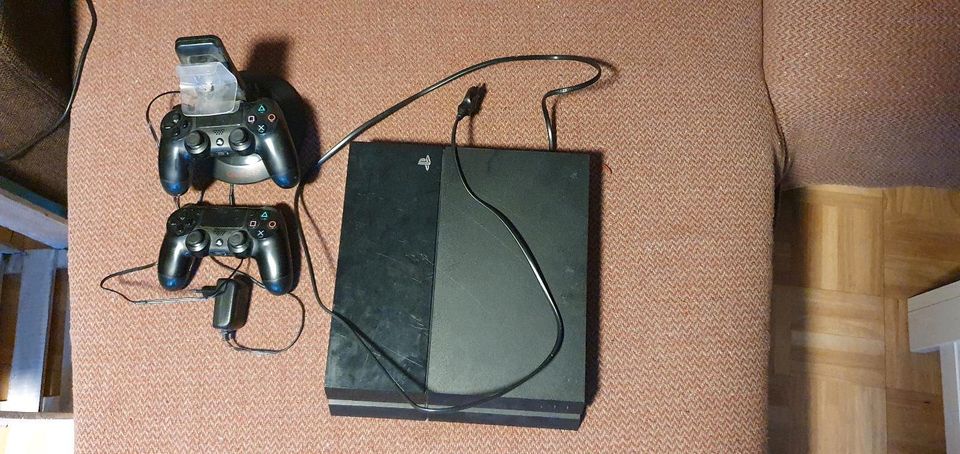 Playstation 4 500GB + zwei Controller in Kreuztal