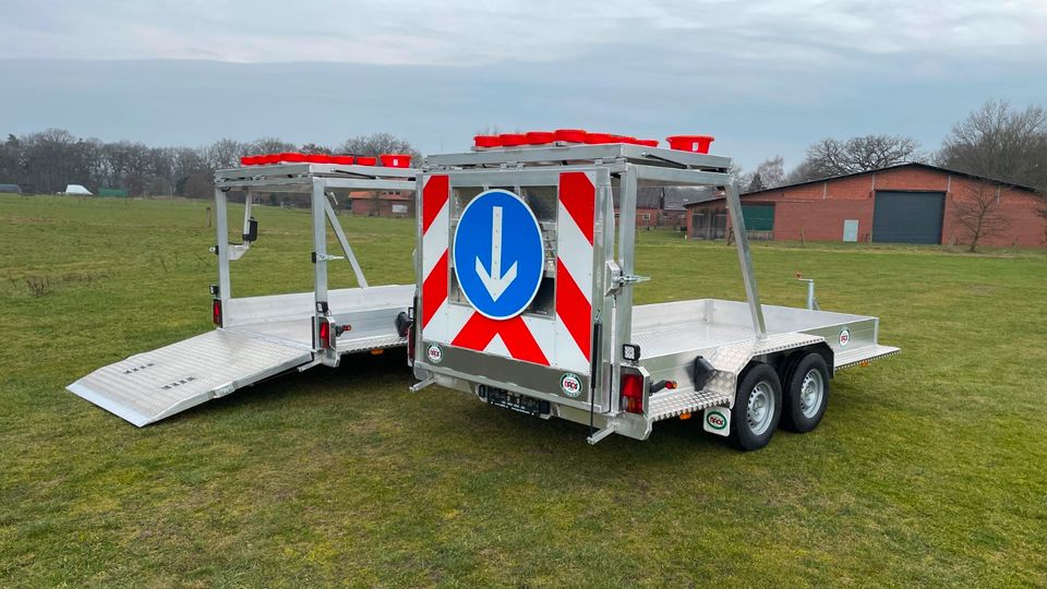 ⭐ BAOS Kastenanhänger mit Warntafel Verkehrszeichen 616 Leuchtpfeil Drehpfeil Blitzer Voll Alu Pkw Anhänger Auffahrrampe Auffahrklappe in Großenkneten