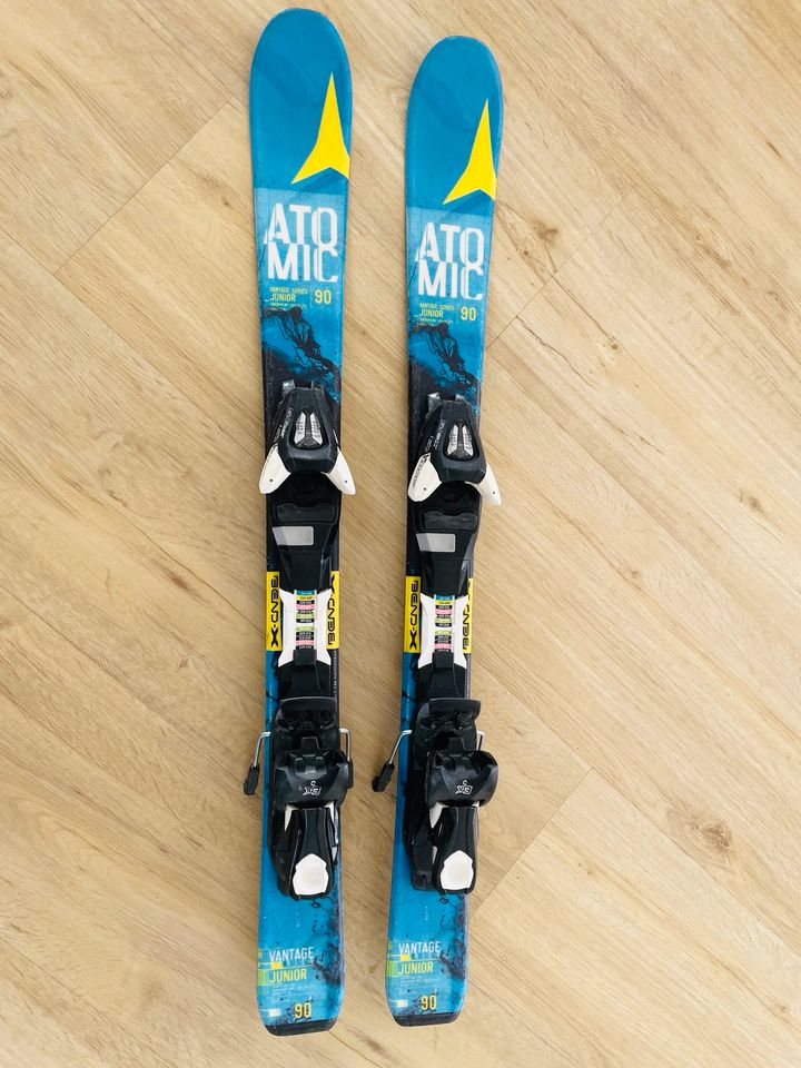 Salomon Kinderski 90 cm + Skischuhe ca. Gr. 32 + Stöcke 80 cm in Mosbach