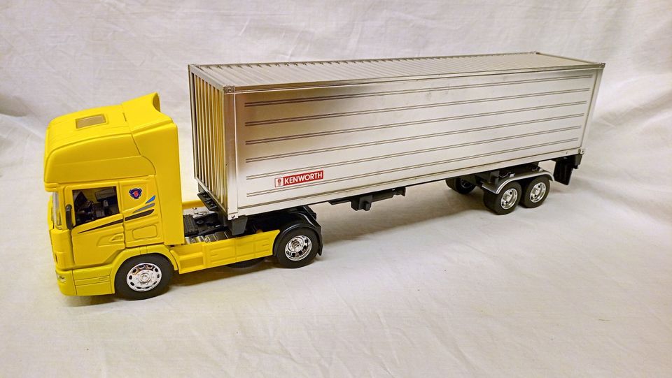 Scania Sattelschlepper mit Kenworth-Auflieger 1:24 in Lehre