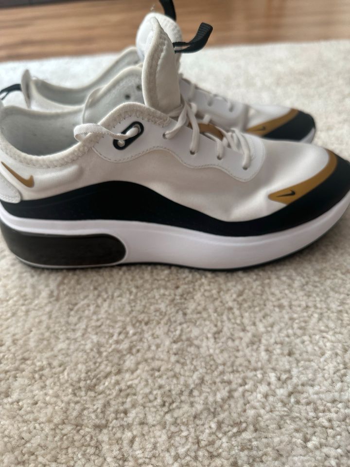 NIKE Sneaker weiß gold Gr.5,5 in Taunusstein