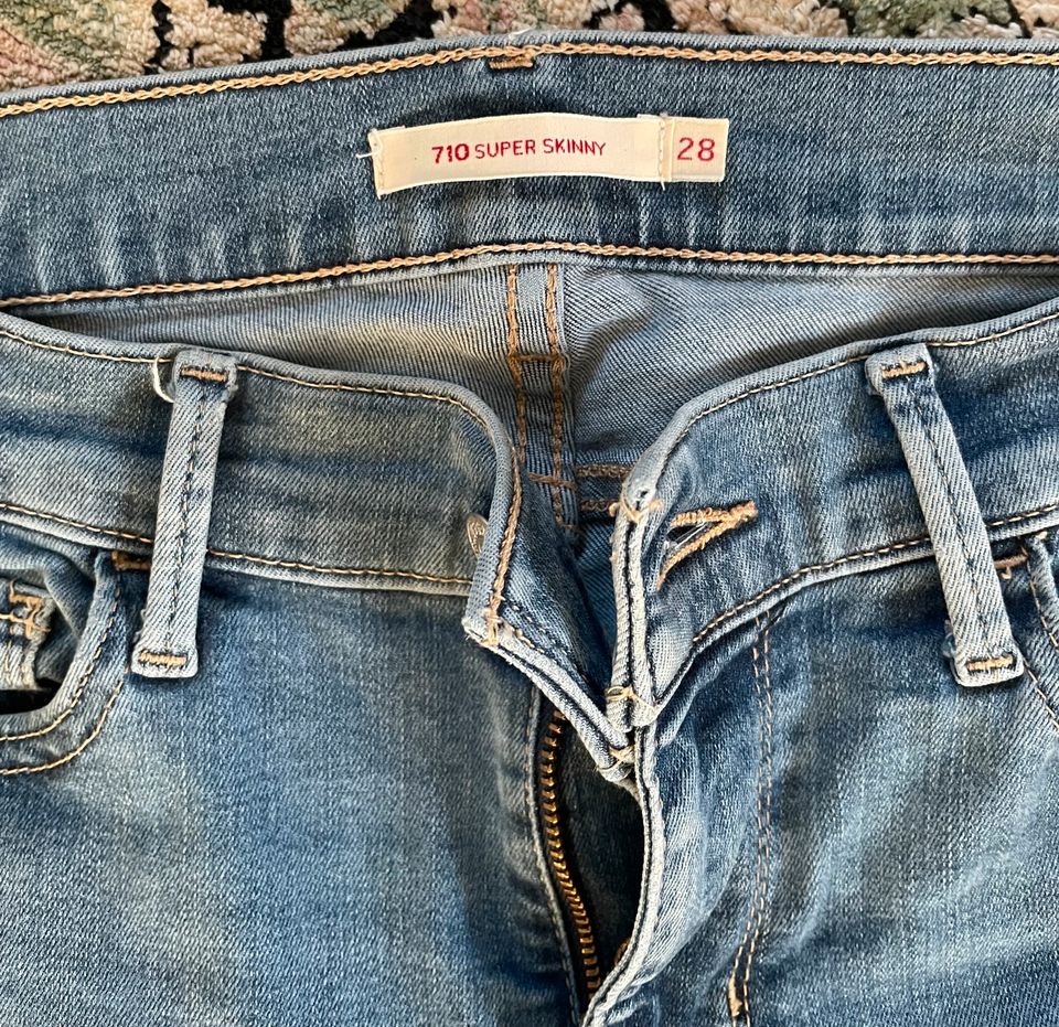 Levis, 710, super skinny, w28 in Duisburg