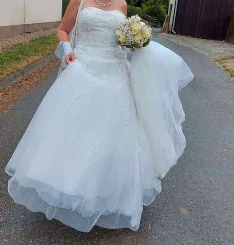 Brautkleid mit Schleppe Größe 44 + Reifrock in Schönberg