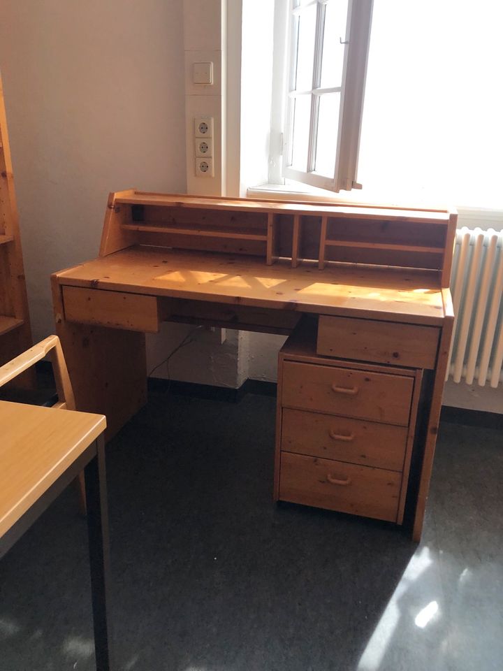 Schreibtisch in Freiburg im Breisgau