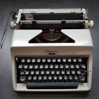 vintage, manuelle Schreibmaschine mit Koffer aus den 70ern, Bayern - Wiesentheid Vorschau