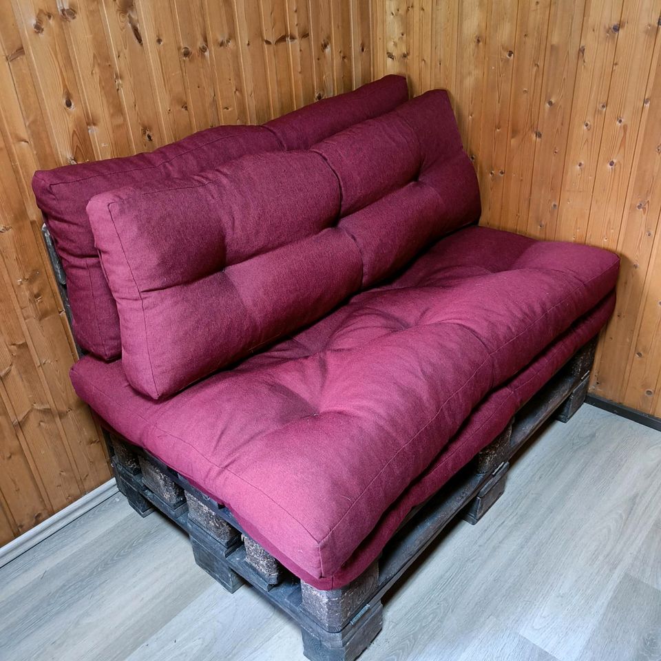 Palettensofa mit Kissen und Schlafmöglichkeit in Hamburg