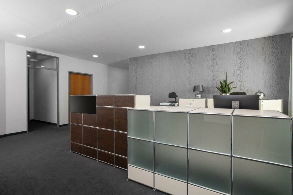 Privater Büroraum für 3 Personen in Regus Dusseldorf, Neuer Zollhof in Düsseldorf