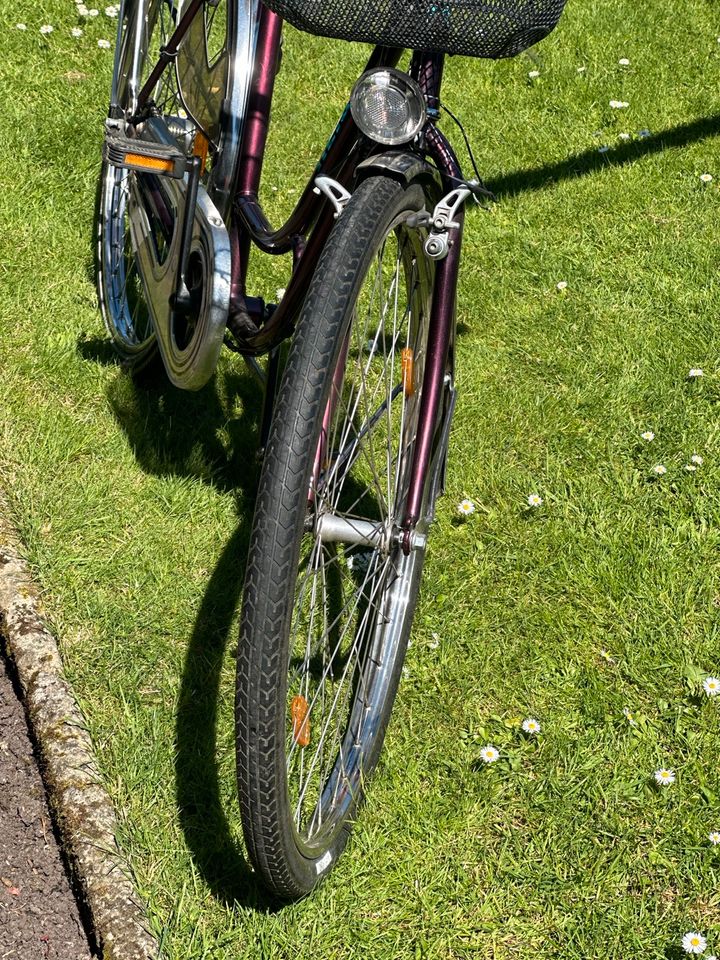 Damen Fahrrad 28 Zoll inkl. Körbchen und Kettenschloss in Viersen