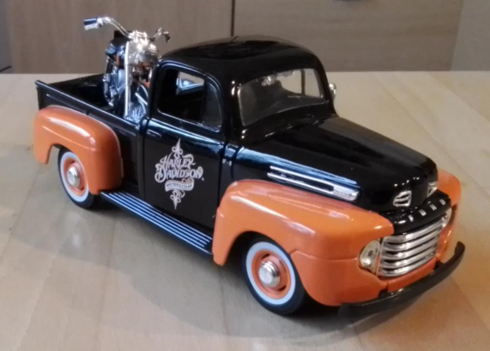 Ford F-1 Pick-Up 1948 + Harley Davidson Duo Glide Custom 1:24 in Babenhausen