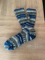 Selbst gestrickte Socken Gr 40/41 blau, grau Niedersachsen - Bad Bentheim Vorschau